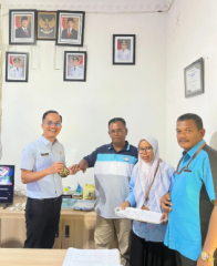 Penyerahan Cenderamata kepada Karyawan Purnabakti